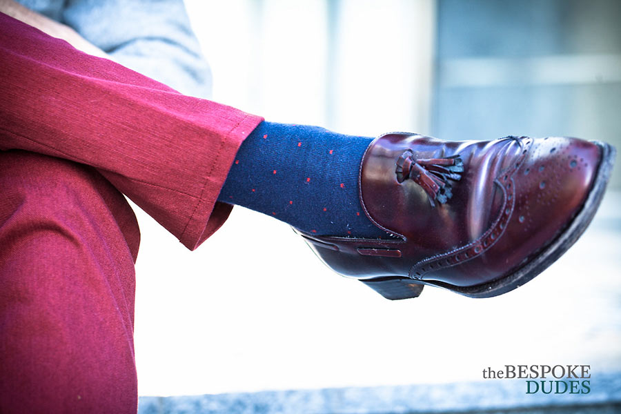 calze da uomo blu a puntini rossi con pantaloni rosa e scarpe bordeaux