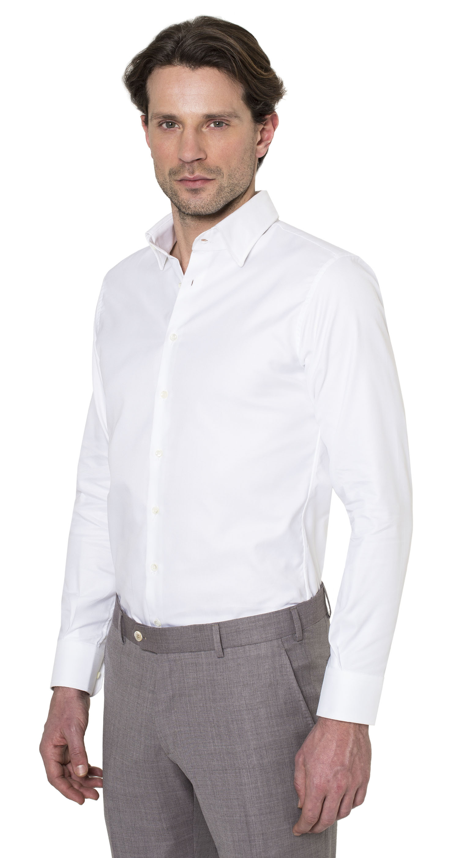 Un uomo indossa una camicia bianca e pantaloni grigi