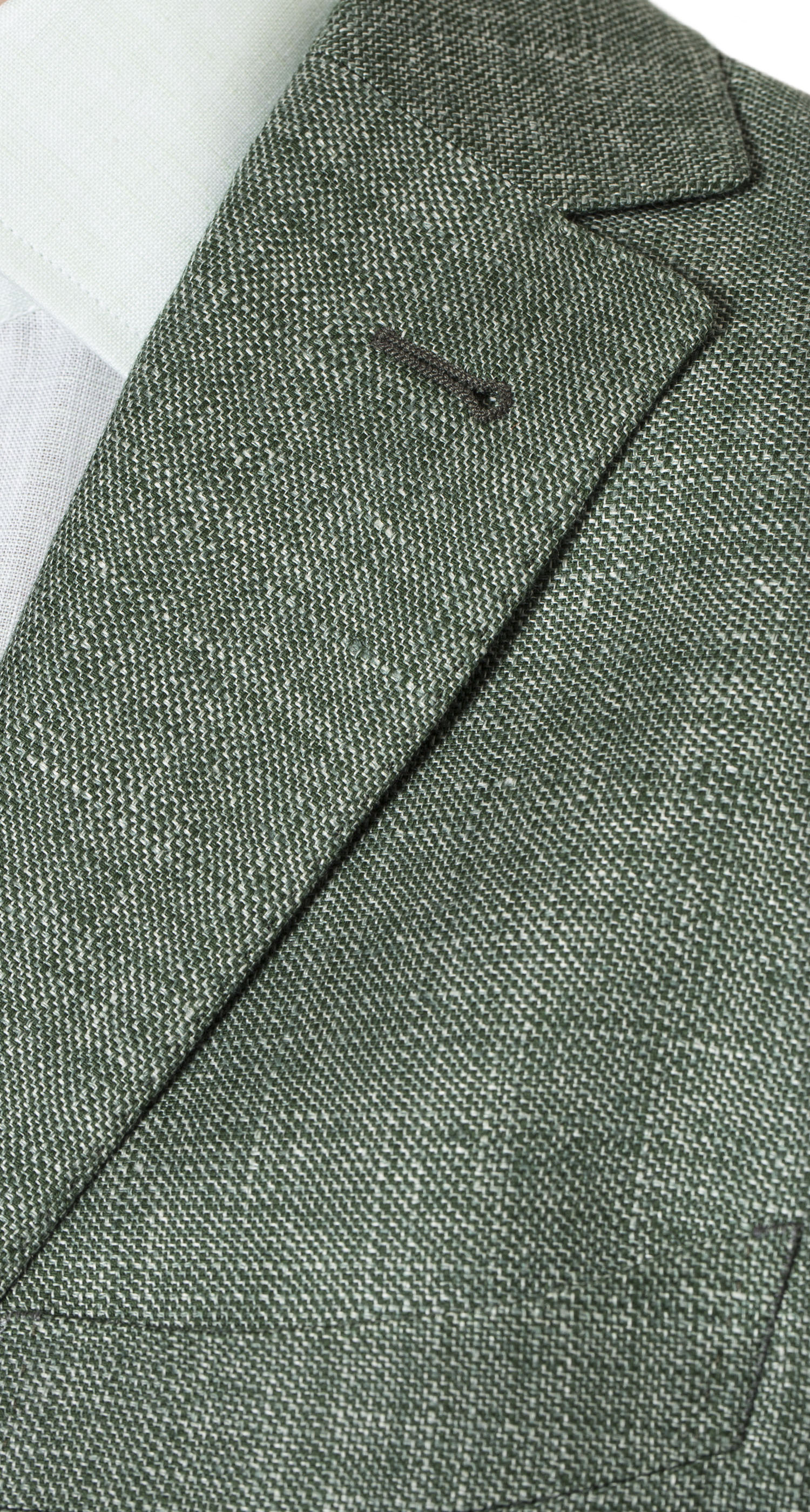 Particolare del rever di un blazer estivo verde in lino