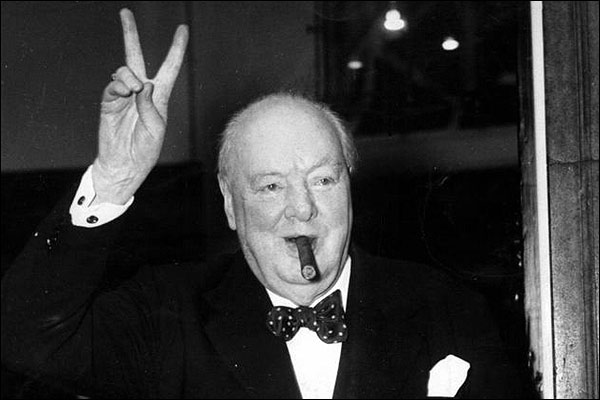 Immagine storica di Winston Churchill in bianco e nero con sigaro e papillon a pois