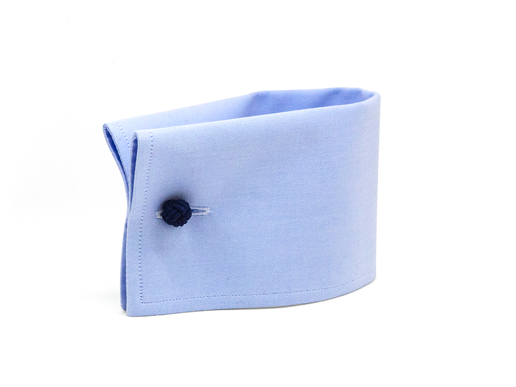 Poignet mousquetaire carré avec boutons de manchette en tissu bleu