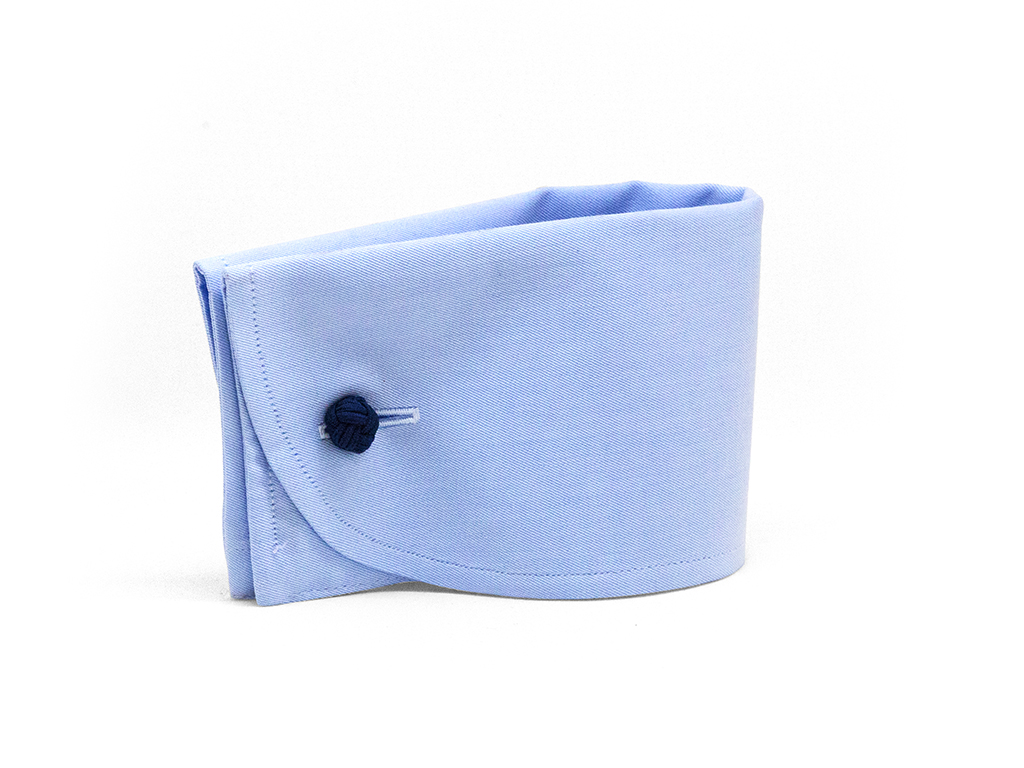 Poignet mousquetaire rond avec boutons de manchette en tissu bleu