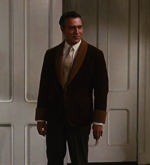 Version classique du smoking porté par l'acteur Christopher Plummer, dans le rôle du capitaine Von Trapp dans le film La Mélodie du bonheur
