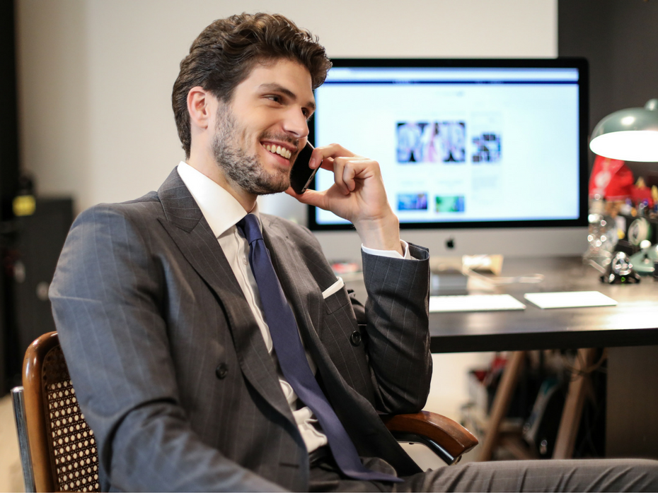 uomo vestito da ufficio elegante con smartphone