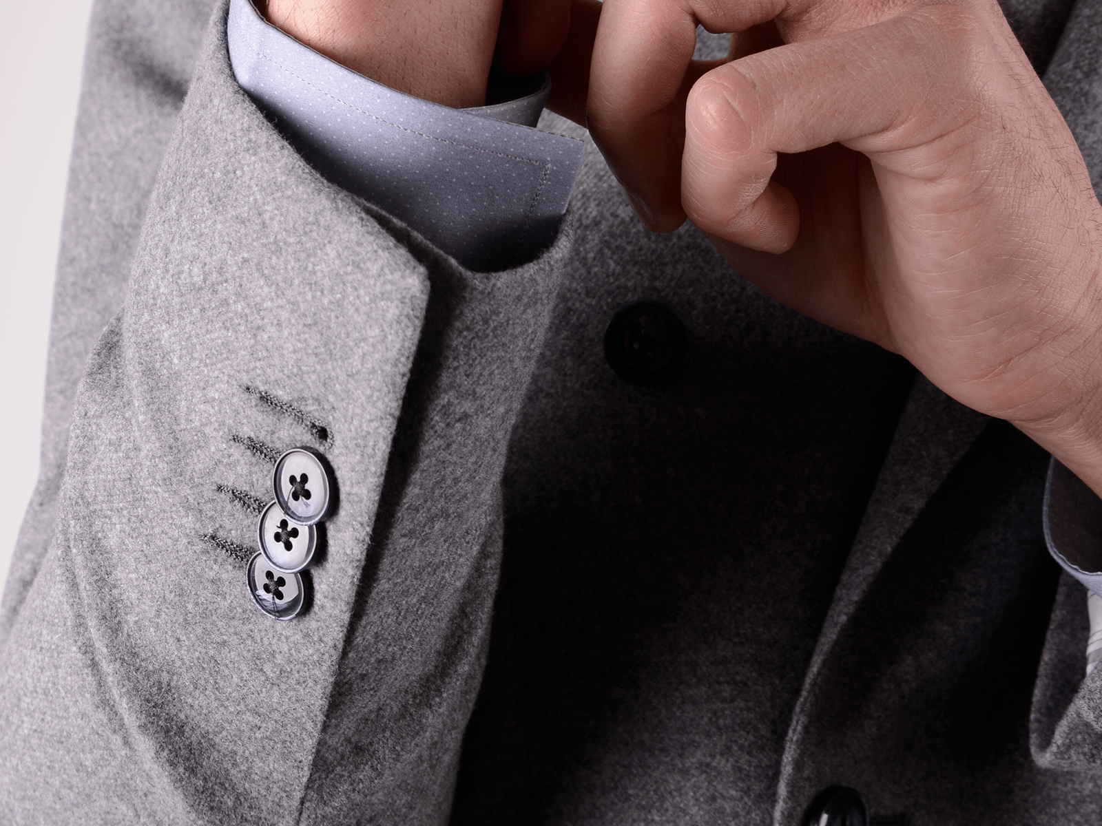 dettaglio manica giacca con bottoni