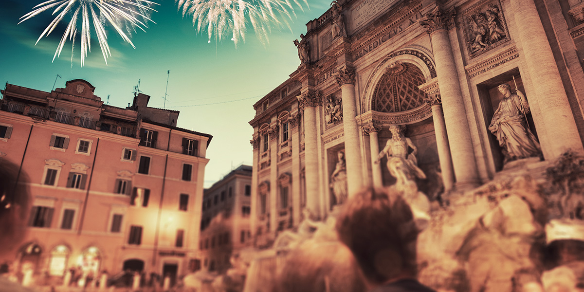 Fiochi d'artificio a capodanno presso la fontana di Trevi a Roma