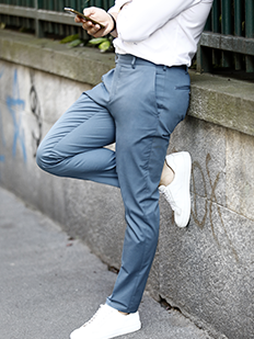 Casual chinos to wear with light-coloured sneakers