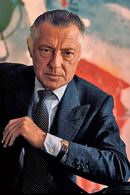 Gianni Agnelli wearing a watch over the shirt cuff