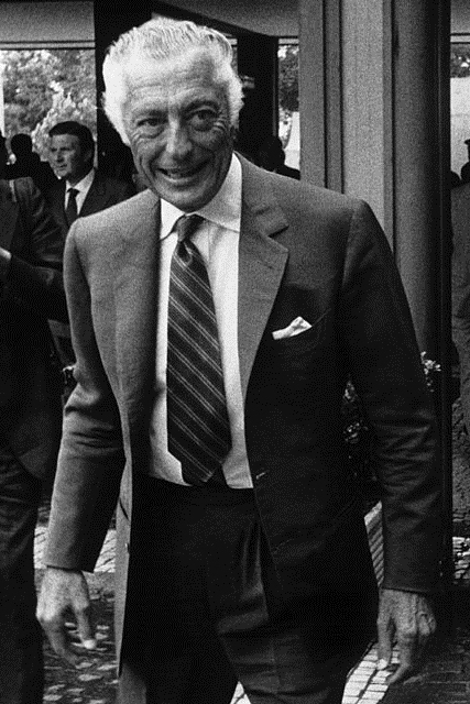 Gianni Agnelli indossa un abito con rever ampi e una cravatta a pala larga