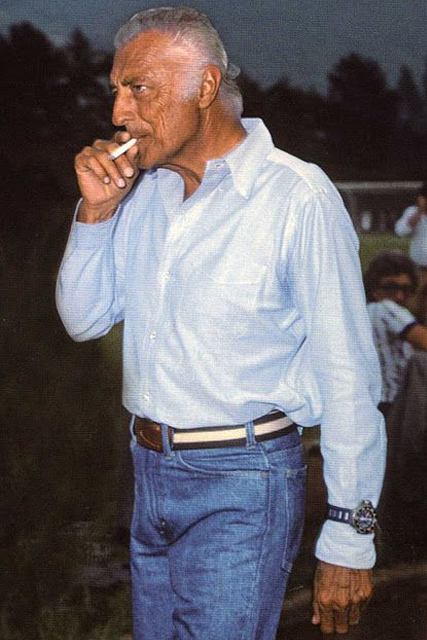 Gianni Agnelli indossa una camicia azzurra button-down con taschino