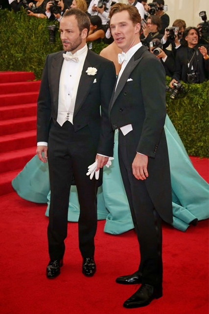 Tom Ford et Benedict Cumberbatch portent un queue-de-pie avec un nœud papillon blanc sur le tapis rouge