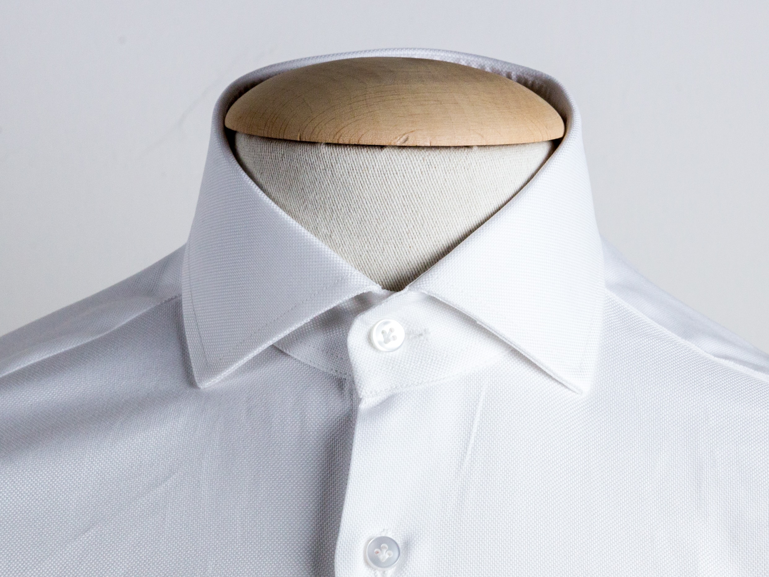 Cutaway collar shirt
