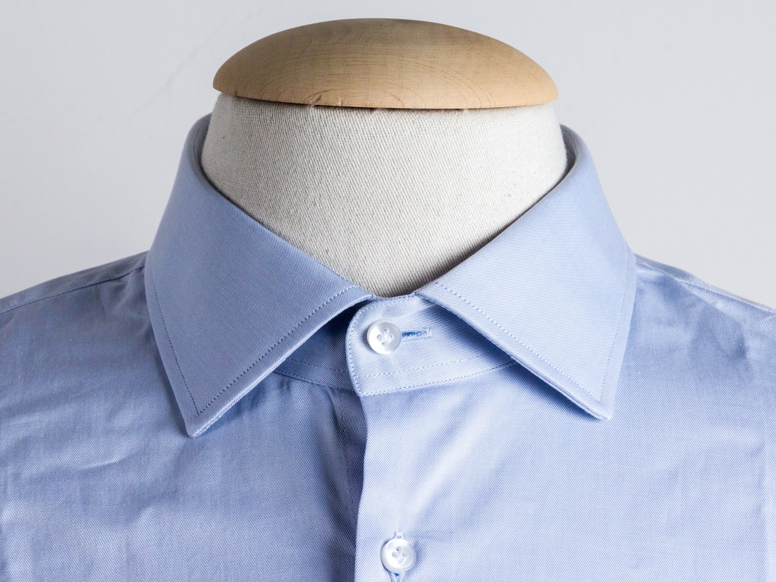 Spread collar shirt
