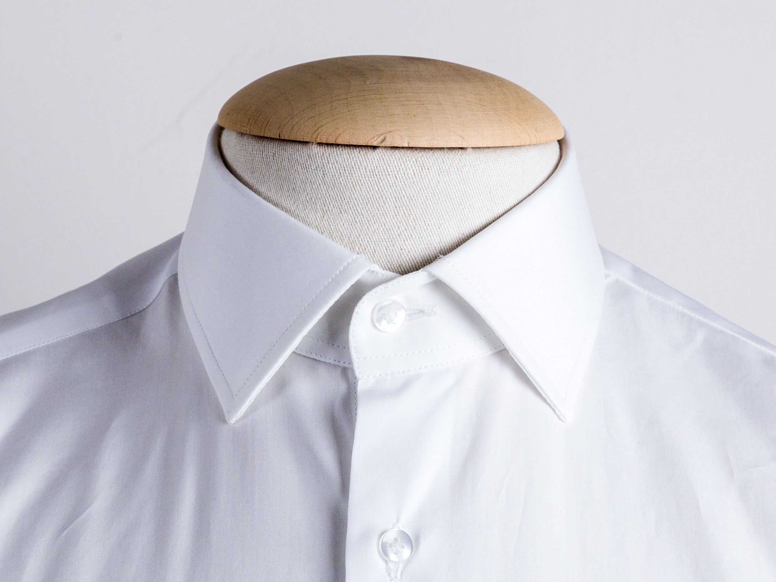 Straight point collar white shirt