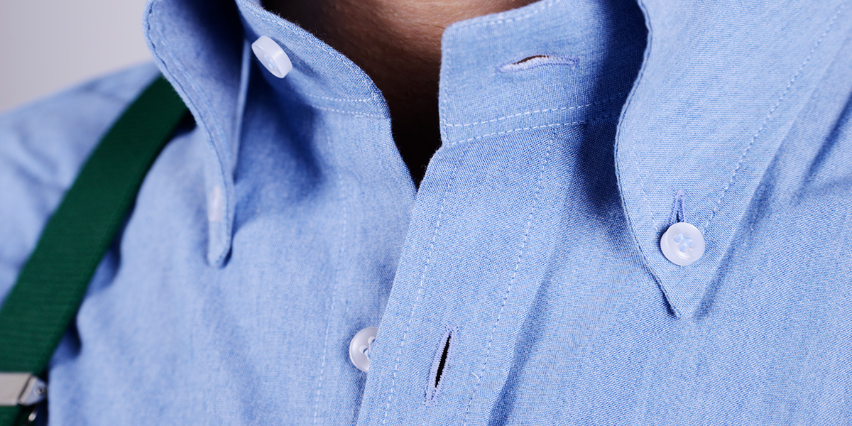 Détail chemise sur mesure bleu ciel avec gorge frontale