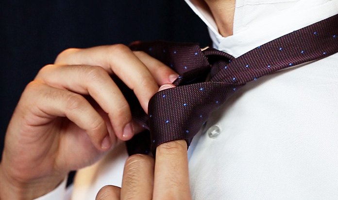 Man Shows The Simplest Way To Tie A Necktie Knot & All Guys Should See It