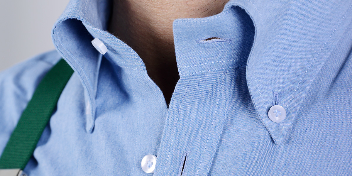 Colletto button-down di una camicia azzurra