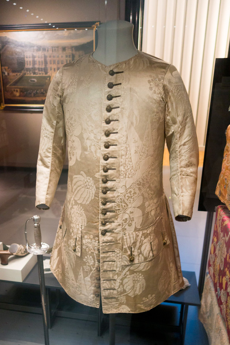 Immagine di un vecchio gilet o panciotto storico (waistcoat) color beige